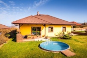 Prodej prostorného rodinného domu s velkou zahradou a bazénem, Hůry, cena 10300000 CZK / objekt, nabízí 