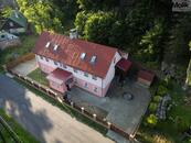 Nábízíme vám k prodeji rekreační chalupu o šesti apartmánech (celkem 24 lůžek) v Českém Jiřetíně 