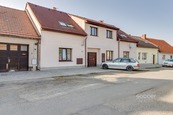 Prodej domu se třemi jednotkami a skladovacími prostory v Kostelci nad Labem.