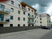 Pronájem pěkného bytu v novostavbě s předzahrádkou a parkovacím stáním v Kostelci nad Orlicí, cena 9950 CZK / objekt / měsíc, nabízí 