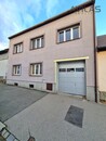 Prodej řadového domu se třemi bytovými jednotkami a dvěmi garážemi nedaleko centra města Benešov, cena 14990000 CZK / objekt, nabízí 