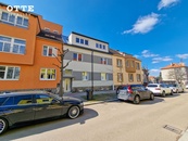 Řadový rodinný dům se třemi byty a zahradou v ulici Ruská v Plzni na Slovanech, cena 15900000 CZK / objekt, nabízí 