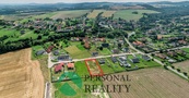 Prodej stavebního pozemku pro bydlení včetně projektu RD a stavebního povolení, 982 m2 - Lešany - Břežany, cena 5990 CZK / m2, nabízí 