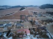 Prodej pozemku k výstavbě RD, 1210 m2, Bošovice, Čížová, cena 3300 CZK / m2, nabízí RG Realitní kancelář s.r.o.