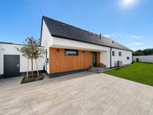 Novostavba bungalovu 5+kk s nadstandardním vybavením, chytrou domácností a privátní relaxační zónou, cena 20790000 CZK / objekt, nabízí SORENT – CB spol. s r.o.