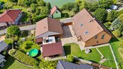 Dům se samostatnými bytovými jednotkami 5+1 a 3+1 včetně dvou zahrad, parkovacích krytých stání a skladů, cena 14900000 CZK / objekt, nabízí 