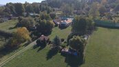 Prodej usedlosti se dvěma domy a pozemky o celkové výměře 25 067 m2, cena 10200000 CZK / objekt, nabízí SORENT – CB spol. s r.o.