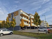 Pronájem krásného bytu 3+kk/74 m2 s terasou kolem celého bytu a sklepem v Rožnově - Č. Budějovice, cena 20000 CZK / objekt / měsíc, nabízí 