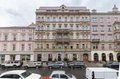 Prodej půdního prostoru v domě na Karlínském náměstí, cena cena v RK, nabízí 