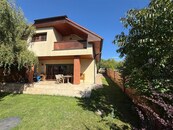 Pronájem krásného domu 4+1 170 m2 s vyhřívaným bazénem, cena 58000 CZK / objekt / měsíc, nabízí 