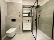 Pronájem zrekonstruovaného bytu 2+kk s prostorným balkonem, garáží a sklepem