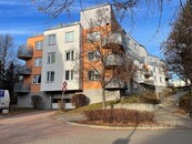 Pronájem zrekonstruovaného bytu 2+kk s prostorným balkonem, garáží a sklepem, cena 28000 CZK / objekt / měsíc, nabízí CENTURY 21 Alex