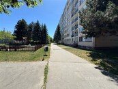 Byt 2+kk 51 m2 ve zvýšeném přízemí panelového domu v Praze 10 Petrovicích