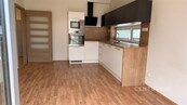 Pronájem slunného bytu 2kk s prostornou lodžií, garážovým stáním a sklepem, cena 18000 CZK / objekt / měsíc, nabízí 