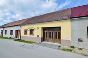 Prodej rodinného domu s uzavřeným dvorem a zahradou (562 m2) v klidné části Dolního Bukovska, ul. V Hliníku