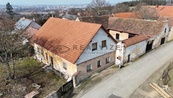 Prodej rodinného domu / statku, dispozice 4 + kk. Užitná plocha cca 130 m2, pozemek celkem cca 2012 m2, v obci Doubravice, okr. České Budějovice