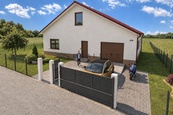 Prodej rodinného domu o dispozici 5+kk s terasou, užitná plocha cca 156 m2, plocha pozemku celkem cca 1014 m2, v obci Dobrkovská Lhotka, okr. České Budějovice