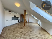 Světlý mezonet 3+kk včetně podkrovního ateliéru, 106,8m2, Praha 8 Libeň, ul. Zenklova, cena 9876340 CZK / objekt, nabízí 