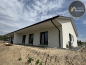 RD s bytovou jednotkou 5+kk (123m2), levá část domu, Mělník (situovaný mezi ulicí Na Průhoně a Pod Sirotčí)., cena 9300000 CZK / objekt, nabízí Reality Hocková