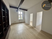 Pronájem světlého bytu 70 m2 s parkováním v centru Slaného, ul. Wilsonova, cena 17000 CZK / objekt / měsíc, nabízí 