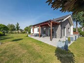 Prodej moderního nízkoenergetického bungalovu 4+kk s velkým pozemkem, bazénem a garáží - Sedlnice (okr. Nový Jičín)., cena 11990000 CZK / objekt, nabízí CENTURY 21 3D Reality