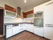 Pronájem světlého bytu 3+1 s prostornou lodžií a vlastní garáží v domě., cena 21000 CZK / objekt / měsíc, nabízí 