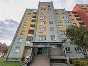 Světlý byt 2+1 (53 m2) s výhledem, připravený na rekonstrukci podle vašich snů - Kopřivnice, ul. Štramberská, cena 2500000 CZK / objekt, nabízí 