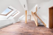 Prostorný podkrovní byt 4+1 s terasou 72 m2 v Praze 4 - Nusle, cena 39900 CZK / objekt / měsíc, nabízí 