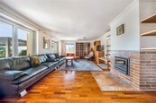 Nabídka pronájmu prostorného bytu 4+1 s terasou a zahradou, Pod urnovým hájem 45, Praha-Zbraslav, ideální pro rodiny, výhled na panorama, cena 25990 CZK / objekt / měsíc, nabízí 