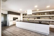 Nabízím k prodeji luxusně vybavený rodinný dům 4+kk/G 181m2 s terasou a zahradou, Sendražice, Kolín,, cena 11990000 CZK / objekt, nabízí CENTURY 21 Diamonds