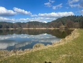 Prodej pozemku 1560 m2 v klidné části u rybníka, Mukařov Borovice