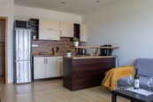 Nabízíme k prodeji světlý byt 2+kk 50m2 s terasou, výhledem a parkovacím místem, ulice U Hostína 1777, Úvaly, cena 6990000 CZK / objekt, nabízí CENTURY 21 Diamonds