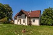 Prodej samostatně stojícího rodinného domu 5+1 s velkým pozemkem ve Velké Bukové, v srdci Křivoklátských lesů, cena 6890000 CZK / objekt, nabízí