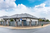 Moderní rodinný dům s dispozicí 4+kk, s pozemkem 910 m2 v klidné oblasti Sibřiny nedaleko od Prahy., cena 19950000 CZK / objekt, nabízí CENTURY 21 Dream