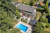 Rodinný dům 6+1 s terasou, bazénem a výhledem do zeleně, obytná plocha 265 m2, pozemek 864 m2, Mnichovice., cena 18490000 CZK / objekt, nabízí 