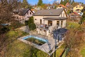 Rodinný dům 6+1 s terasou, bazénem a výhledem do zeleně, obytná plocha 265 m2, pozemek 864 m2, Mnichovice., cena 19995000 CZK / objekt, nabízí 