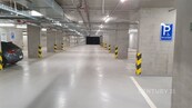 Pronájem extra širokého garážového stání v novostavbě - Praha 3, Žižkov, cena 2600 CZK / objekt / měsíc, nabízí 