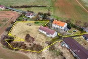 Rodinný dům 5+1 před rekonstrukcí v klidné obci Hředle u Rakovníka s pozemkem o výměře 4.082 m2., cena 4990000 CZK / objekt, nabízí CENTURY 21 Dream