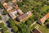 POZEMKY SE STAVBOU VE ZLONICÍCH - PŘÍLEŽITOST PRO REZIDENČNÍ PROJEKT, cena 4690000 CZK / objekt, nabízí 