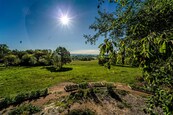 Pozemek o velikosti 1 956 m2 s platným stavebním povolením pod hradem Vysoký Chlumec, cena 3900000 CZK / objekt, nabízí 