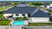 Prodej bezbariérového komfortního domu s bazénem a reprezentativním komerčním prostorem 8+2 - 540 m2, pozemek 1139m2, Křenice - Praha Východ, cena 26980000 CZK / objekt, nabízí 