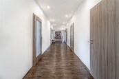 Prodej bezbariérového komfortního domu s bazénem a reprezentativním komerčním prostorem 8+2 - 540 m2, pozemek 1139m2, Křenice - Praha Východ, cena 26980000 CZK / objekt, nabízí 