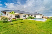 Prodej bezbariérového komfortního domu s bazénem a reprezentativním komerčním prostorem 8+2 - 540 m2, pozemek 1139m2, Křenice - Praha Východ, cena 26980000 CZK / objekt, nabízí 