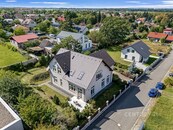 Rodinný dům 6+1+kk, okrasná zahrada s lavičkou, Praha-východ, cena 18980000 CZK / objekt, nabízí CENTURY 21 Harmony