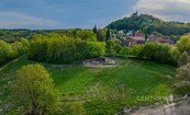 Stavební pozemek o velikosti 6 168 m2 pod hradem Vysoký Chlumec, cena 7499000 CZK / objekt, nabízí CENTURY 21 Harmony