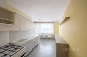 Prodej investičního prostorného, světlého bytu 1+1 s balkonem a sklepem v 8. nadzemním podlaží s výhledem z horního patra domu na adrese Pionýrská, cena 3890000 CZK / objekt, nabízí CENTURY 21 K&L Reality
