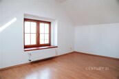 Nabízíme k pronájmu nově zrekonstruovaný byt 3+1 v klidné části Ledčice, plocha 83 m2, ihned k dispozici, cena 20000 CZK / objekt / měsíc, nabízí CENTURY 21 K&L Reality