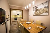 Prodej atraktivního bytu 3+1 se skvělým výhledem, o ploše 85 m2 + sklep 6 m2 , v srdci Prahy na adrese Navrátilova, Nové Město, Praha 1., cena 14678000 CZK / objekt, nabízí 