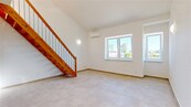 Prodej unikátního mezonetového bytu 2+kk, obklopený zelení, cena 2340000 CZK / objekt, nabízí 