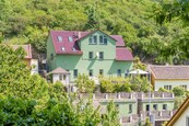 Prodej rodinného domu 9+3 v Lysolajském údolí s obytnou plochou 502 m2 a možností rozdělení na tři samostatné jednotky, cena cena v RK, nabízí